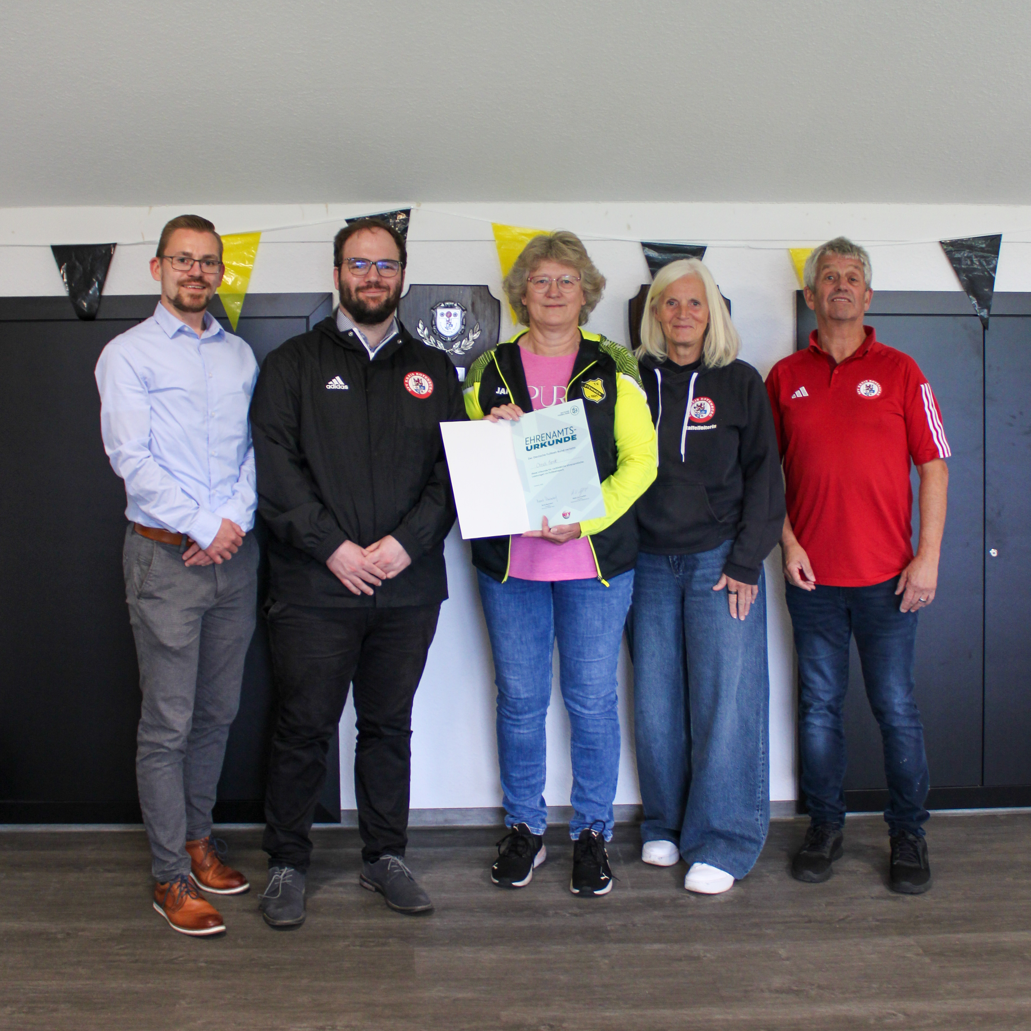 Für ihr langjähriges Engagement erhält Christa Berndt (M.) den DFB-Ehrenamtspreis